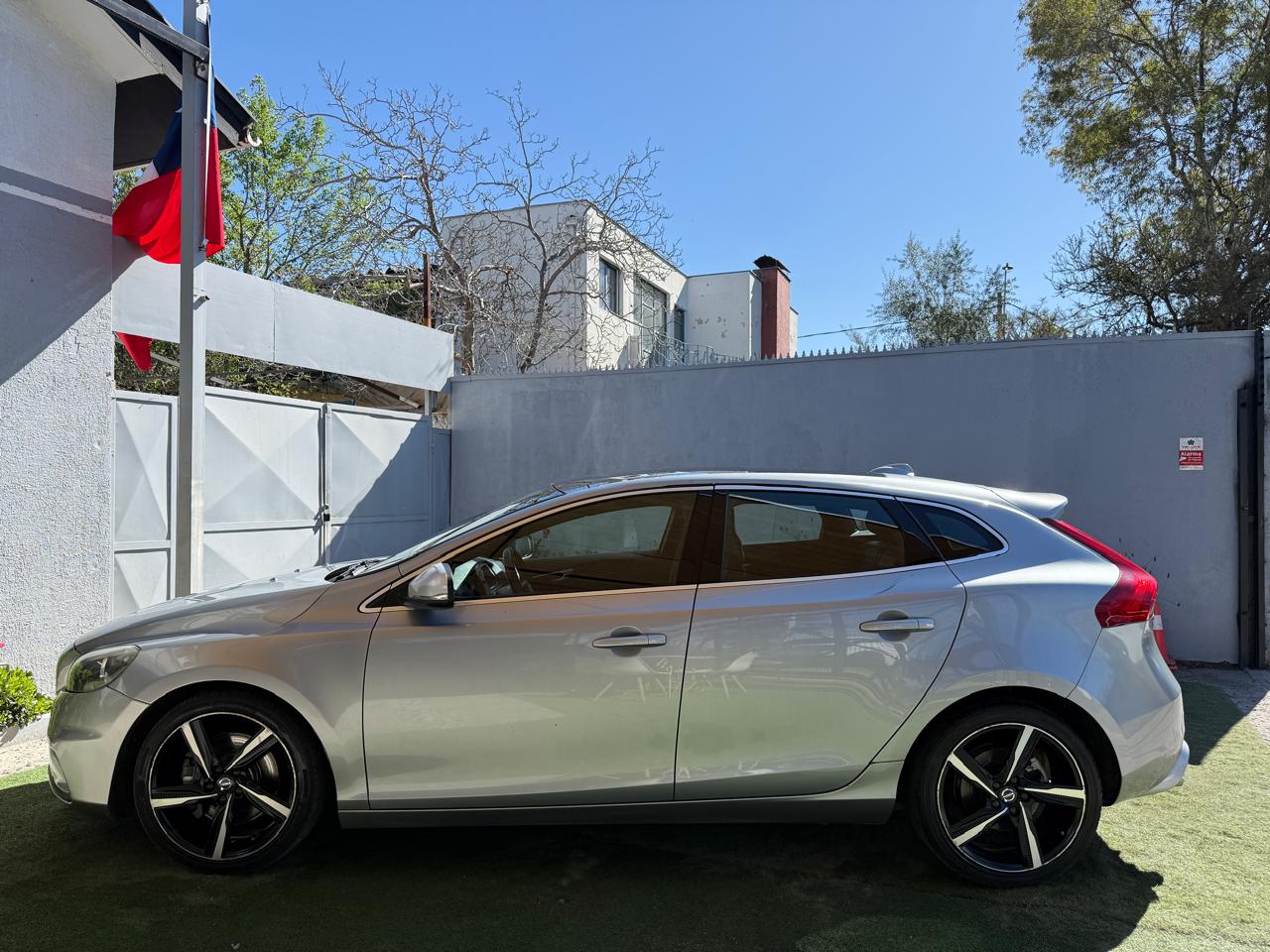 Volvo V40 2.0 T4 Auto R-Design 2016 (196,000 Km)