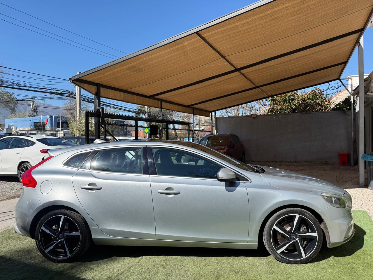 Volvo V40 2.0 T4 Auto R-Design 2016 (196,000 Km)