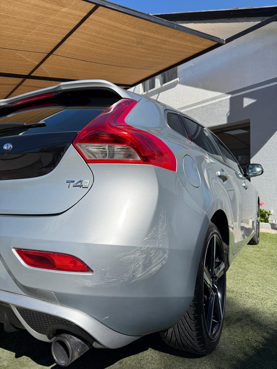 Volvo V40 2.0 T4 Auto R-Design 2016 (196,000 Km)