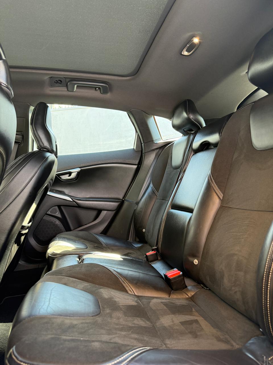 Volvo V40 2.0 T4 Auto R-Design 2016 (196,000 Km)