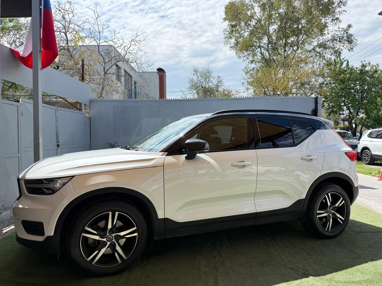 Volvo XC40 2.0 T4 R-Design Auto 2021 (61,000km)
