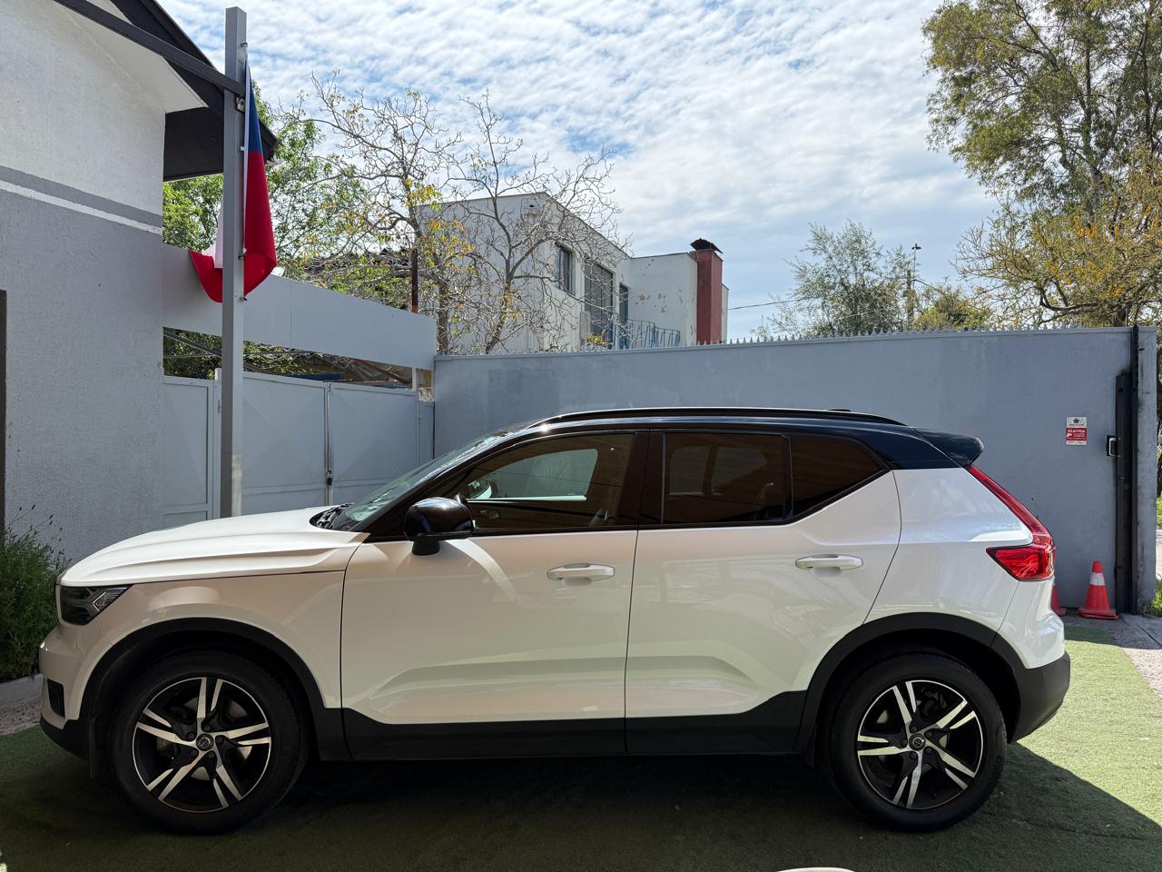 Volvo XC40 2.0 T4 R-Design Auto 2021 (61,000km)