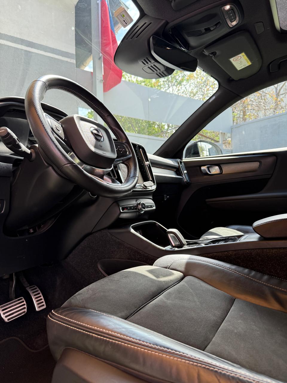 Volvo XC40 2.0 T4 R-Design Auto 2021 (61,000km)