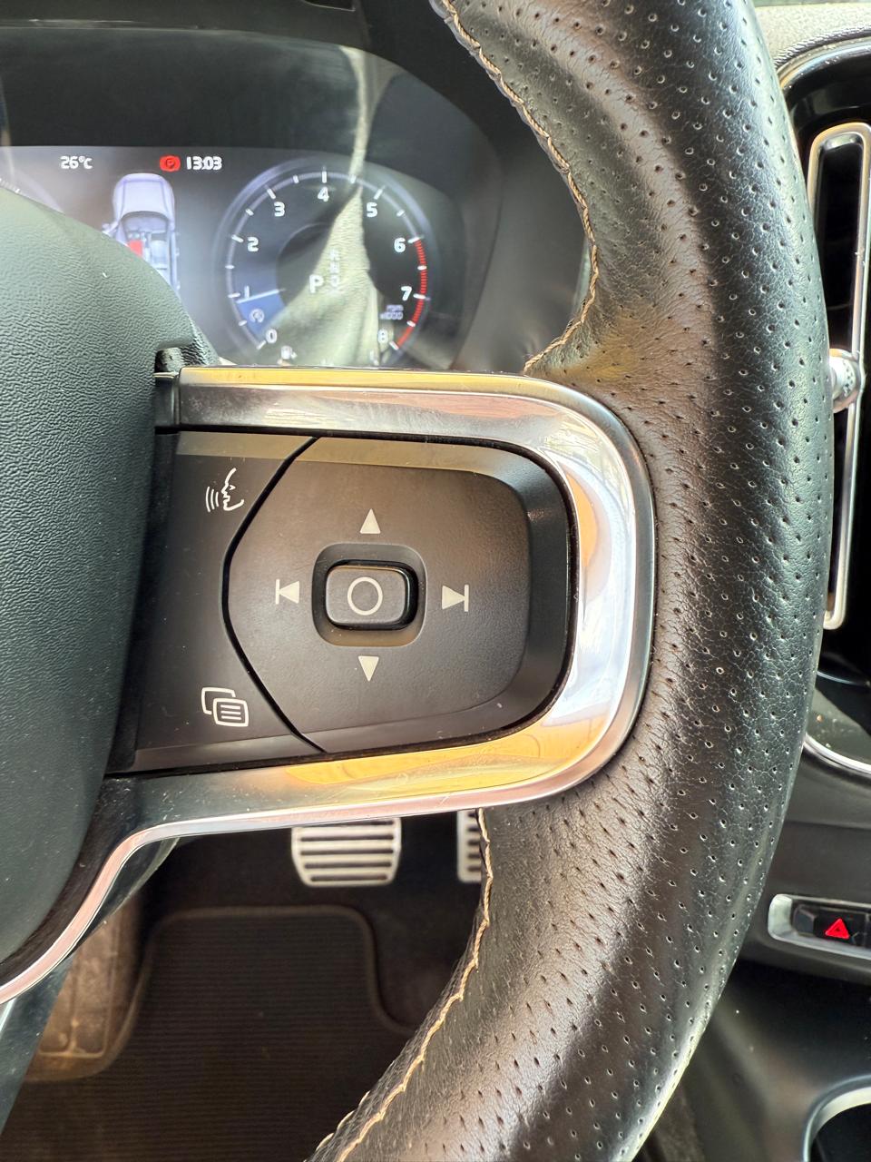 Volvo XC40 2.0 T4 R-Design Auto 2021 (61,000km)
