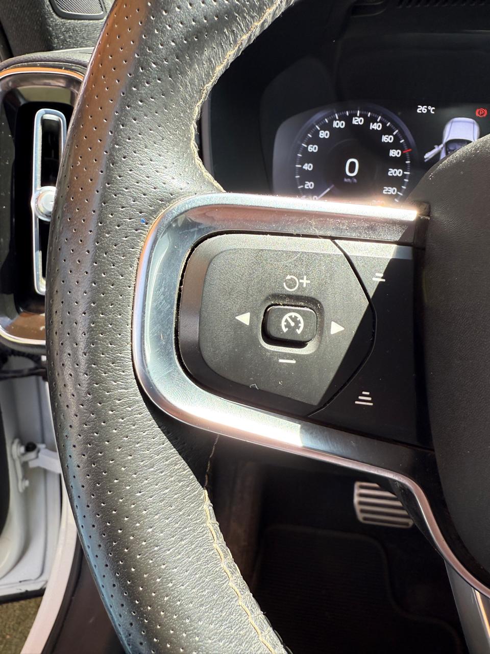 Volvo XC40 2.0 T4 R-Design Auto 2021 (61,000km)