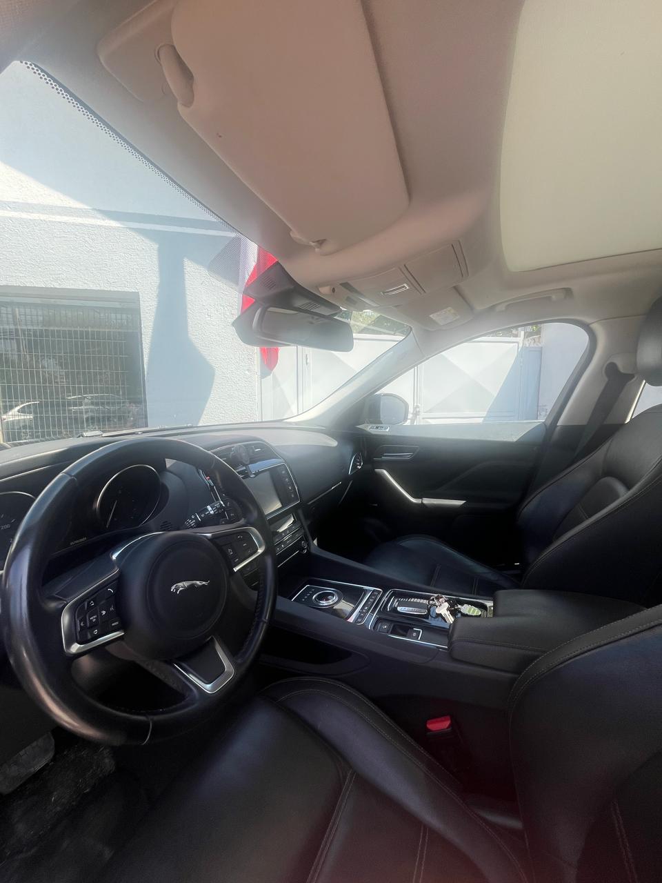 Jaguar F-Pace 2.0D I4 180PS Prestige Auto 4WD 2019 (76.500 KM)