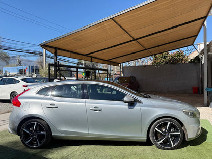 Volvo V40 2.0 T4 Auto R-Design 2016 (196,000 Km)