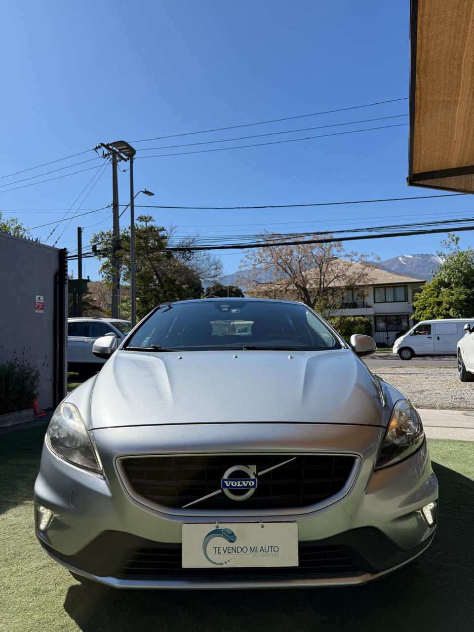 Volvo V40 2.0 T4 Auto R-Design 2016 (196,000 Km)