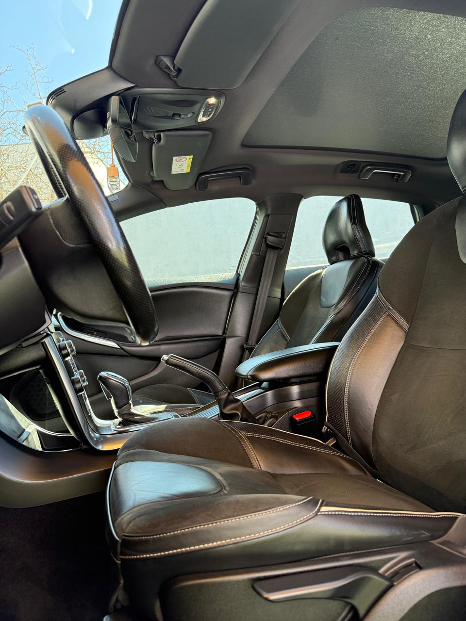 Volvo V40 2.0 T4 Auto R-Design 2016 (196,000 Km)