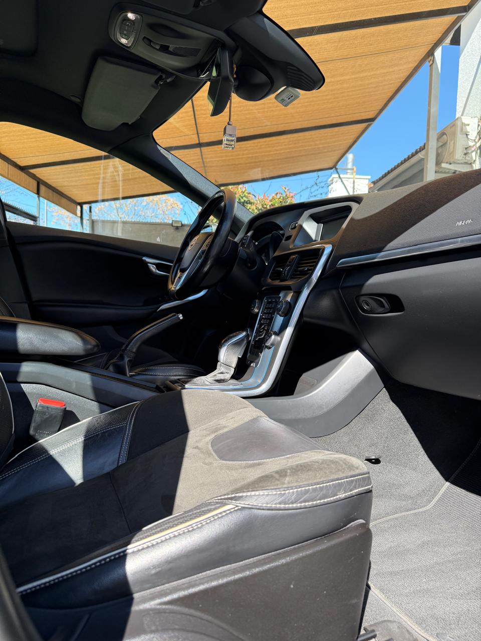 Volvo V40 2.0 T4 Auto R-Design 2016 (196,000 Km)