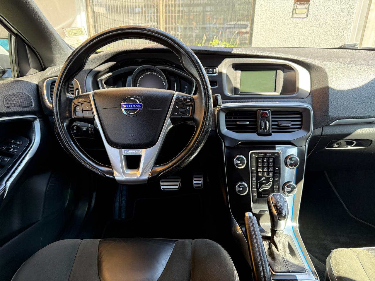 Volvo V40 2.0 T4 Auto R-Design 2016 (196,000 Km)