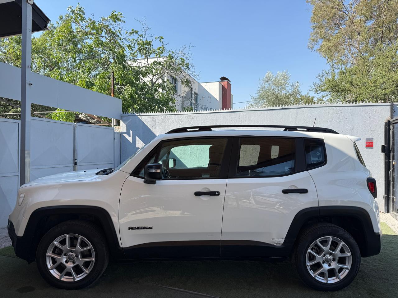 Jeep Renegade 1.8 Auto Sport LX 2023 (20.000 km)