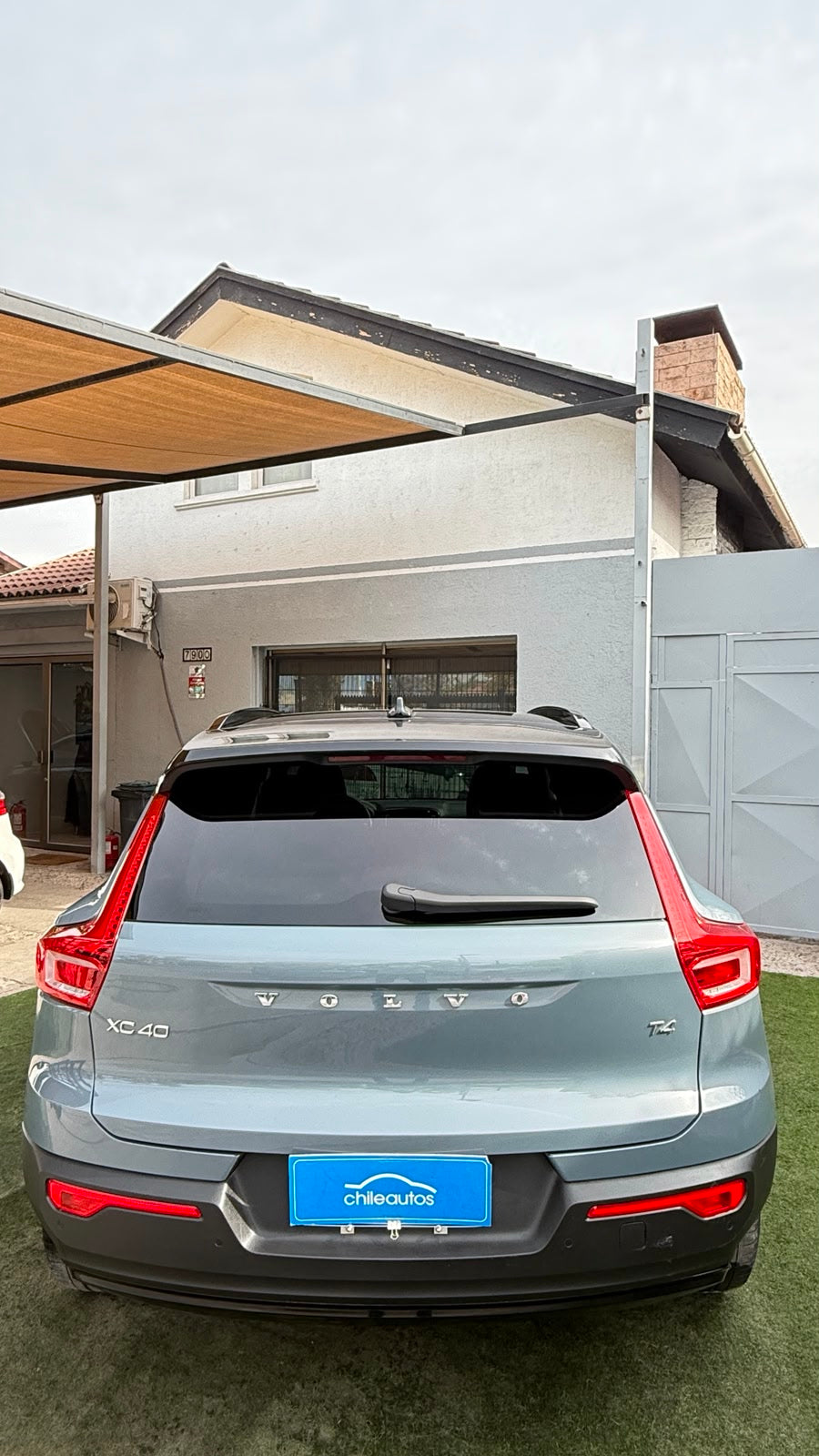Volvo XC40 2.0 T4 R-Design Automático 2021 (88.995 km)