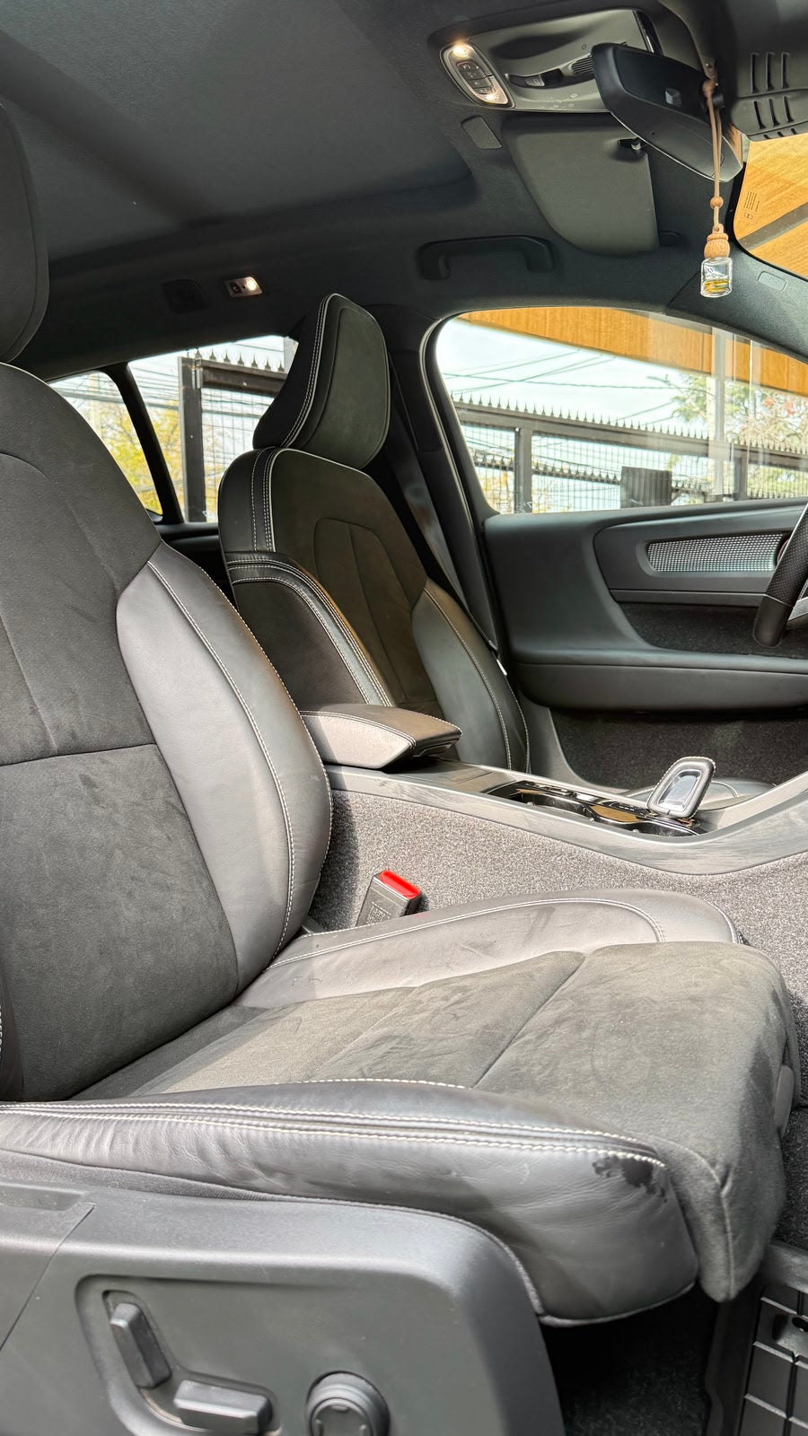 Volvo XC40 2.0 T4 R-Design Automático 2021 (88.995 km)