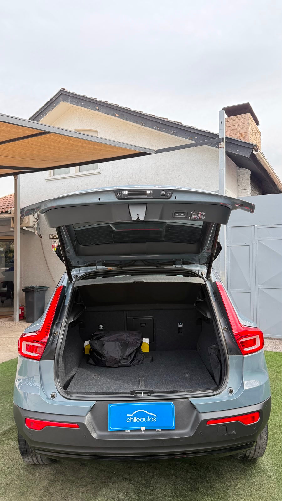 Volvo XC40 2.0 T4 R-Design Automático 2021 (88.995 km)