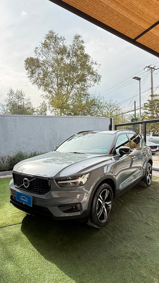 Volvo XC40 2.0 T4 R-Design Automático 2021 (88.995 km)