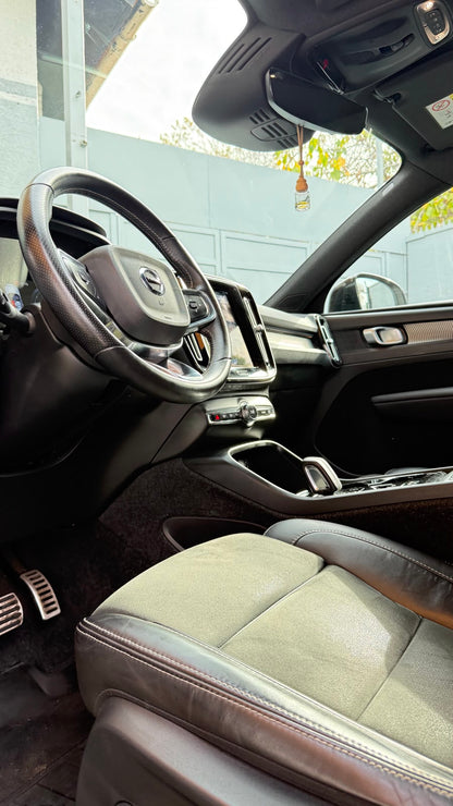 Volvo XC40 2.0 T4 R-Design Automático 2021 (88.995 km)