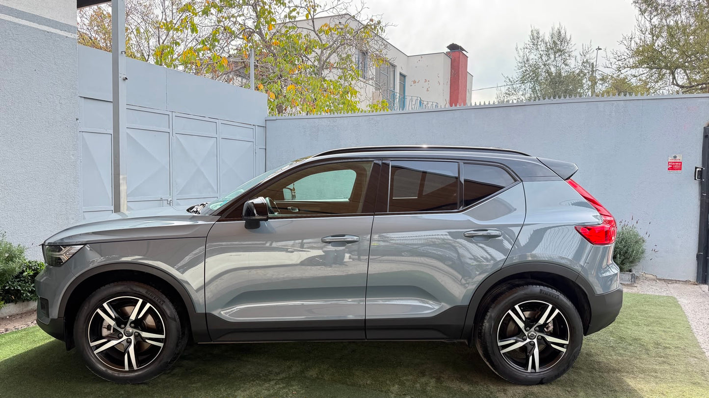 Volvo XC40 2.0 T4 R-Design Automático 2021 (88.995 km)