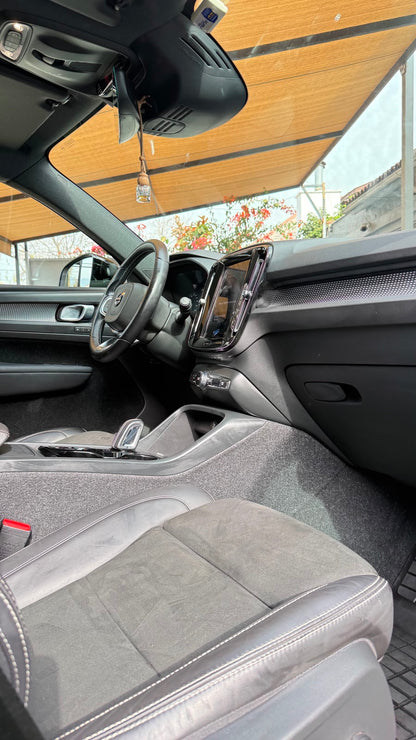 Volvo XC40 2.0 T4 R-Design Automático 2021 (88.995 km)