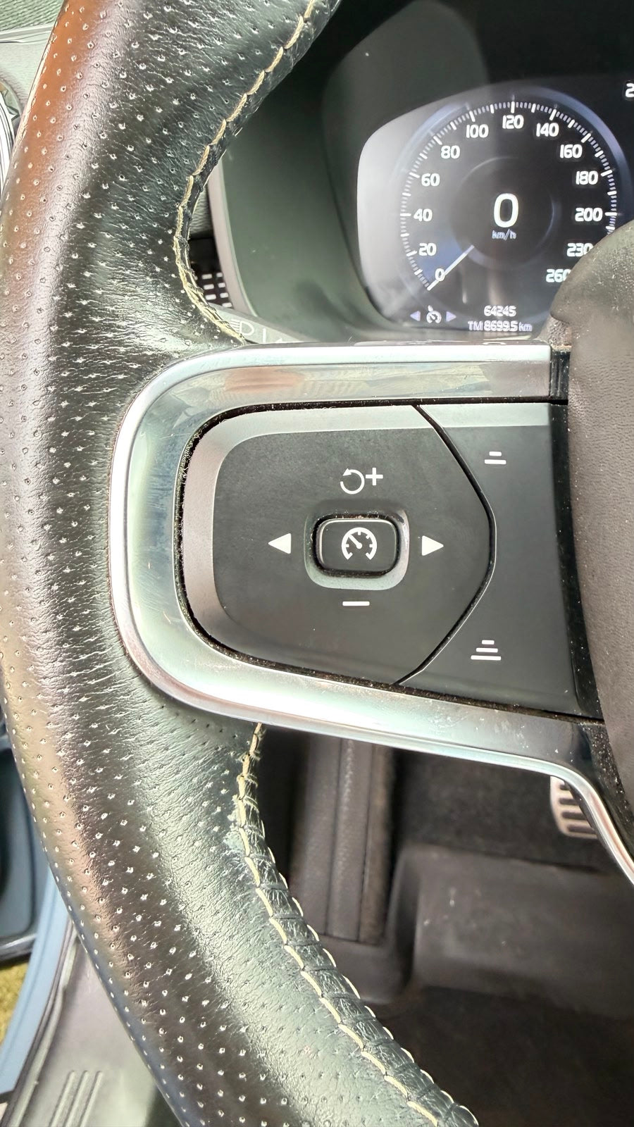 Volvo XC40 2.0 T4 R-Design Automático 2021 (88.995 km)